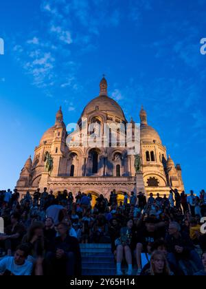 Touriste regardant le coucher du soleil, la Basilique du Sacré-cœur de Paris, Sacré-Cœur, Montmartre, Paris, France, Europe, UE. Banque D'Images