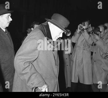 Sir Winston revient Sir Winston Churchill arrive chez lui à Hyde Park Gate de Londres. Il a quitté Chartwell plus tôt dans la journée. Sir Winston se remet d'un léger froid. 24 octobre 1961 Banque D'Images