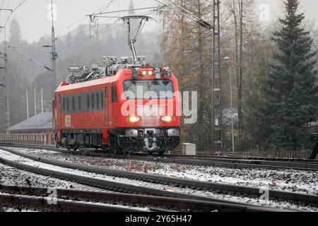 Le véhicule d'inspection de voie Ttr99 MEERI par le MERMEC Italien inspectant le chemin de fer côtier, arrive à Salo, Finlande en début d'hiver des chutes de neige. 24 novembre 2023. Banque D'Images