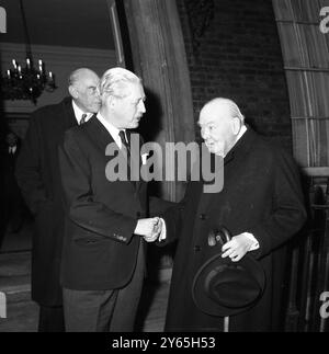 Sir Winston part après le déjeuner Sir Winston Churchill dit au revoir au premier ministre britannique Harold Macmillan après avoir déjeuné à Admiralty House . 8 février 1961 Banque D'Images