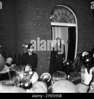 De Gaulle visite Churchill les vieux camarades se rencontrent alors que Sir Winston Churchill salue le Président de la France , le général Charles de Gaulle quand ce dernier fait appel à Sir Winston dans ses résidences Hyde Park Gate . 6 avril 1960 Banque D'Images