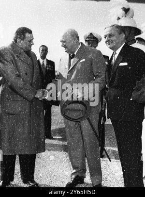 Churchill accueille Laniel pour parler au premier ministre Joseph Laniel ( à gauche ) , de France accueilli par les Britanniques Sir Winston Churchill à son arrivée aux Bermudes avec le ministre français des Affaires étrangères George Bidault ( à droite ) , pour la réunion des trois grands 6 décembre 1953 Banque D'Images