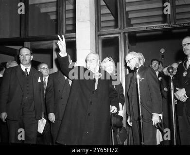 Churchill réélu ancien homme d'État Sir Winston Churchill donne son signe bien connu ' V ' pour la victoire après avoir été réélu candidat conservateur pour Woodford aux élections générales . 9 octobre 1959 Banque D'Images