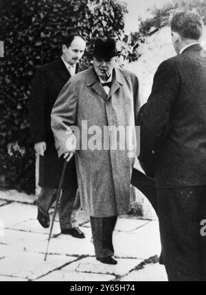 Sir Winston sur la Côte d'Azur Sir Winston Churchill , suivi de son garde du corps , M. E. Murray , quitte le restaurant Château de Madrid après le déjeuner . 30 janvier 1960 Banque D'Images