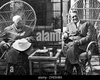 Rene Coty déjeuners avec Sir Winston . L'ancien Président français, René Coty ( à droite ) et Sir Winston Churchill posant dans le jardin de la Villa ' la Pausa ' , où réside Sir Winston . 7 avril 1959 Banque D'Images