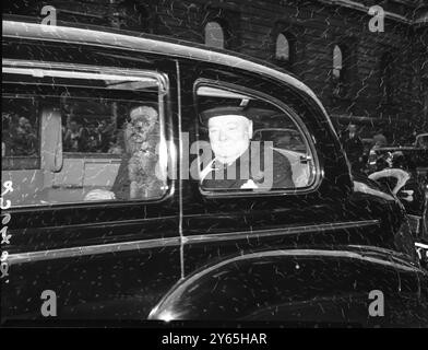 Churchill quitte la ville. Le premier Ministre , Winston Churchill rayonne alors qu'il quitte 10 , Downing Street avec son chien , Rufus , pour sa maison de campagne , ' Chartwell ' près de Westerham , Kent . 19 août 1953 Banque D'Images