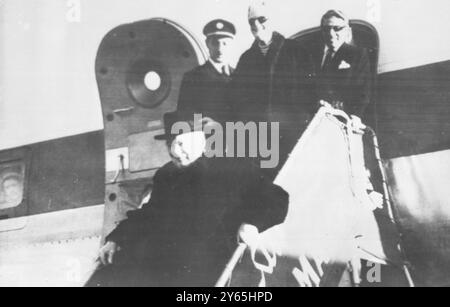 Sir Winston et Lady Churchill arrivent à Marrakech. Sir Winston Churchill souriant est suivi par sa femme, Lady Churchill, descendant les marches alors qu'ils débarquent à Marrakech pour commencer des vacances au soleil . 13 janvier 1959 Banque D'Images