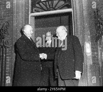 Adenauer part après le déjeuner avec Churchill. Le docteur Adenauer ( à gauche ) , chancelier fédéral ouest-allemand , serre la main au premier ministre, Sir Winston Churchill, alors qu'il part après avoir déjeuné avec le premier ministre au 10 Downing Street . Dr Adenauer fait un court vist à ce pays pour des pourparlers . 15 mai 1953 Banque D'Images