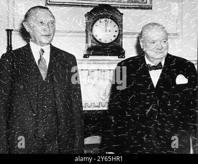 Dr Adenauer appelle le premier ministre . Le premier ministre britannique , Sir Winston Churchill , avec le Dr Konrad Adenauer , chancelier fédéral ouest-allemand , que le premier ministre a reçu au 10 Downing Street , Londres . Le Dr Adenauer , qui est dans ce pays en tant qu'invité du gouvernement , a déjeuné au n° 10 . 15 mai 1953 Banque D'Images