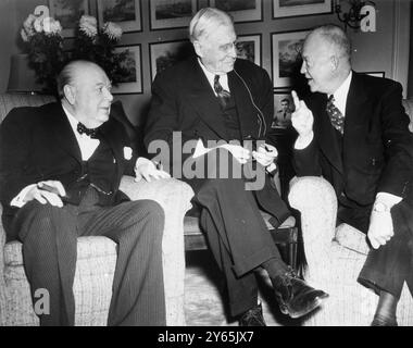 Churchill rencontre Eisenhower . Le premier ministre britannique Winston Churchill ( à gauche ) , lors de sa rencontre avec le président américain élu , Dwight d Eisenhower ( à droite ) , chez le banquier , M. Bernard Baruch ici ( au centre ) . M. Churchill est l'invité de M. Bernard Baruch lors de sa visite à New York . 6 janvier 1953 Banque D'Images