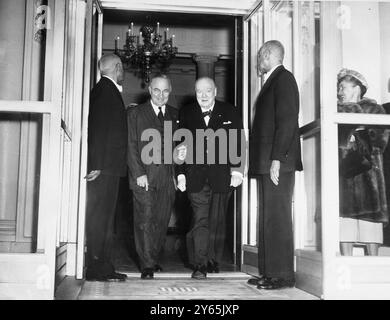 Dirigeants mondiaux ensemble . Le président Truman ( à gauche ) et le premier ministre britannique , M. Winston Churchill bras - bras - bras - bras , sortent de la Maison Blanche pour des photos de presse . 8 janvier 1953 Banque D'Images