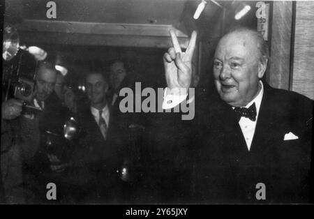 Le signe V de Churchill le premier Ministre Winston Churchill est monté à bord du Queen Mary ici pour préparer la croisière de demain pour New York. Dans le parti de M. Churchills se trouve Mme Churchill , leur fille cadette Mme Soames et son mari le capitaine Christopher Soames , membre du parlimant de Bedford . Le premier Ministre aura des entretiens informels avec M. Eyk Eisenhower , Président élu des États-Unis , et rendra visite au Président Truman à Washington avant de passer environ quinze jours en Jamaïque. Ici, le premier ministre Winston Churchill donne son célèbre V 30 décembre 1952 Banque D'Images