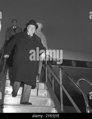 L'arrivée de Churchill à l'aéroport d'Idlewild. Le premier ministre britannique, Sir Winston Churchill, est arrivé à l'aéroport international d'Idlewild à 7 heures. 20 heures , en route à la maison de deux semaines de vacances en Jamaïque . L'homme d'État âgé de 78 ans a volé de Montego Bay , Jamaïque , à bord d'une Constellation British Overseas Airways Corporation , après un retard de 10 heures dans son départ en raison de l'immobilisation mondiale des Stratocruisers britanniques pour des enquêtes sur des défauts de moteur signalés. Churchill quitta immédiatement l'aéroport en limousine pour embarquer à bord du paquebot britannique Queen Mary, qui devait prendre la mer Banque D'Images