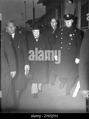 Arrivée à Idlewild le premier ministre britannique Sir Winston Churchill est arrivé à l'aéroport international d'Idlewild à 7 . 20 HEURES en route à la maison de deux semaines de vacances en Jamaïque . L'homme d'État de 78 ans a volé de Montego Bay , Jamaïque , à bord d'une constellation British Overseas Airways Corp , après un retard de 10 heures dans son départ pour l'échouement mondial des Stratocruisers britanniques pour des enquêtes sur les défauts de moteur signalés. Churchill quitta immédiatement l'aéroport en limousine pour embarquer sur le paquebot britannique Queen Mary , qui devait partir pour l'Angleterre. Il était accompagné de Mme Churchil Banque D'Images