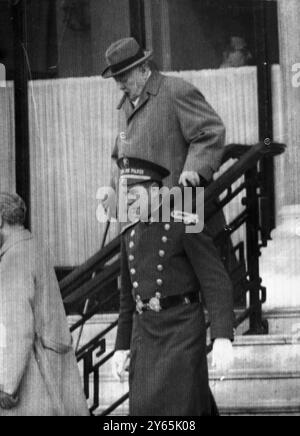 Sir Winston en vacances L'ancien premier ministre britannique Sir Winston Churchill , gonflant sur un gros cigare , quitte l'Hôtel de Paris après le déjeuner . 26 janvier 1957 Banque D'Images