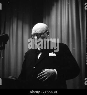 Churchill parle à Woodford. Des hommes d'État aînés et ancien premier ministre, sir Winston Churchill , ont assisté au rassemblement annuel des jeunes conservateurs divisionnaires de Woodford . Il est député de la circonscription de Woodford. 5 décembre 1955 Banque D'Images