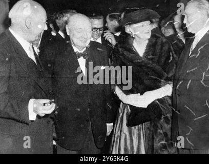 Churchill Lunch avec Adenauer et Heuss . Sir Winston et Lady Churchill ( au centre ) discutent avec le Dr Theodor Heuss ( à gauche ) , président de la République fédérale d'Allemagne , et le Dr Konrad Adenauer ( à droite ) , chancelier de l'Allemagne de l'Ouest , après le banquet donné au Kurhaus d'Aix-la-Chapelle à la suite de la remise du prix Charlemagne à Churchill de la paix . 10 mai 1956 Banque D'Images