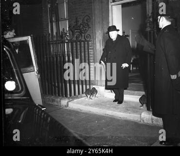 Churchill part pour un voyage aux États-Unis. Beaming joyeusement , le premier ministre , Winston Churchill quitte ce soir le 10 Downing Street pour son départ pour les États-Unis et la Jamaïque . Il navigue sur le Queen Mary demain. M. Churchill aura des entretiens informels avec M. Ike Eisenhower , Président élu des États-Unis, et rendra visite d'adieu au Président Truman à Washington , avant de passer quinze jours en Jamaïque . Il est accompagné de Mme Churchill , de sa plus jeune fille , Mme Soames , et du mari de sa fille , le capitaine Christopher Soames , député de BE Banque D'Images