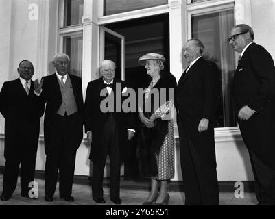 Churchill déjeuners avec le président allemand . Sir Winston Churchill, en visite à Bonn pour la première fois depuis la fin de la guerre, quitte la Villa Hamerschmidt à Bonn après avoir déjeuné avec le président Heuss . 11 mai 1956 Banque D'Images