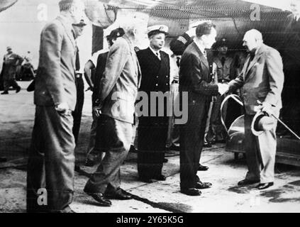 Sir Winston Churchill et Mr Anthony Eden arrivent. La scène des hommes d'État britanniques a été rencontrée à leur arrivée à Washington par l'ambassadeur britannique Sir Roger Makins ( extrême gauche ) et M. John Foster Dulles , secrétaire d'État des États-Unis ( à côté de Sir Roger ) . Au centre , serrant la main , se trouvent le vice-président américain Nixon ( à gauche ) et Sir Winston Churchill ( à droite ) . A l'extrême droite , en haut de la photo , M. Anthony Eden peut être vu quitter l'avion . 25 juin 1954 Banque D'Images