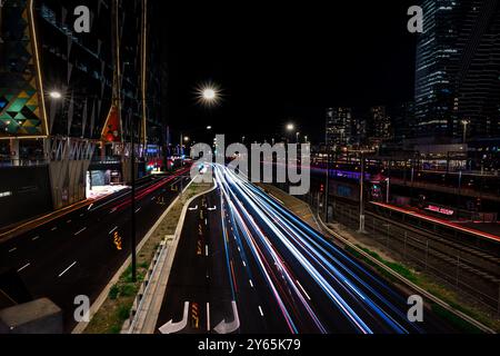 Les feux de circulation circulent sur Wurundjeri Way et la voie ferrée à l'extérieur de la gare Southern Cross Station, Melbourne, Victoria, Australie Banque D'Images