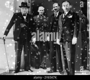 Une photographie de M. Winston Churchill , Sir John Dill , vice-chef de l'état-major général impérial , Clement Attlee et le premier ministre français , Paul Reynaud après une réunion du Conseil suprême de guerre franco-anglo ( CFC ) mai 1940 Banque D'Images