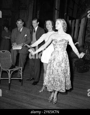 De jeunes actrices ont assisté à une audition inhabituelle au Palace Theatre de Londres. Les filles qui réussissent auront des parties principales dans un nouveau spectacle d'été. Le spectacle est ' Love for Judy ', la version musicale d'Emile Littler de ' Daddy long - Legs ' avec une musique de Hugh Martin. Expositions de photos ; deux des filles, Hilda Dixon ( à gauche ) et Diana Rhodes - auditionnées au Palace Theatre par Emile Littler ( à l'extrême gauche ) et Hugh Martin , le compositeur . 29 mai 1952 Banque D'Images