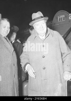 Sir Winston revient de la Riviera en pleine forme , et souriant , les anciens hommes d'État britanniques Sir Winston Churchill arrive à l'aéroport de Londres de vacances sur la Côte d'Azur . Le premier Ministre fromer a été l'invité de lord Beaverbrook dans la villa ensoleillée de ce dernier à Cap d'ail . Au cours de leur séjour prolongé sur la côte d'Azur , Sir Winston et Lady Churchill ont inspecté un certain nombre de villas et de domaines en vue d'acheter leur propre maison sur la Côte d'Azur , selon des informations locales du 14 novembre 1955 Banque D'Images