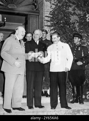 C'est la poignée de main à trois voies qui a mis en lumière la réunion de 1945 des ' Big Three ' à Potsdam , en Allemagne . L'occasion a été donnée par le premier Ministre britannique de l'époque, Winston Churchill, à l'intention du Président Truman ( au centre ) et du généralissime russe, Josef Staline . 1945 Banque D'Images