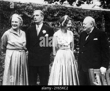 M. Eden et sa mariée , premier ministre était le meilleur homme Un déjeuner familial a été donné au 10 Downing Street par le premier ministre après le mariage au Caxton Hall Register Office , Londres , de M. Anthony Eden , 55 , ministre des Affaires étrangères , et de Mlle Clarissa Spencer Churchill , 32 ans nièce de M. Winston Churchill . 14 août 1952 Banque D'Images