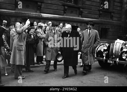 Une journée ensoleillée, alors M. Churchill marche jusqu'à Downing Street. La surprise des foules de Downing Street fut l'arrivée à pied de M. Winston Churchill , le premier ministre . Il avait marché du Foreign Office . La foule le salue à son arrivée au 10 Downing Street pour sa deuxième réunion du Cabinet. 1er novembre 1951 Banque D'Images