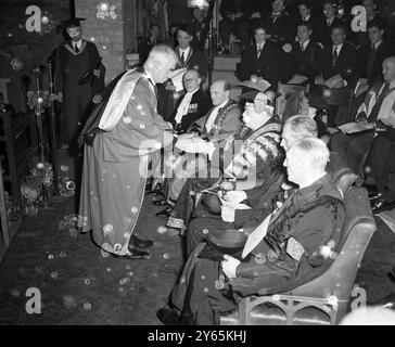 Churchill , en tant que chancelier , confère des degrés premier ministre Winston Churchill ( assis ) conférant un grade honorifique de docteur en droit à M. Chuter Ede , membre du Parlement et ancien ministre de l'intérieur , à l'Université de Bristol . 14 décembre 1951 Banque D'Images