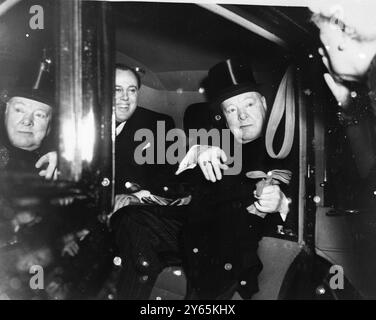 Wifely Touch Lady Churchill ( à droite ) souffle un baiser à son mari , le premier ministre , Sir Winston Churchill , alors qu'il quitte le .10 Downing Street pour l'ouverture du Parlement par l'État . A côté de Sir Winston se trouve le capitaine Christopher Soames , son beau-fils . 30 novembre 1954 Banque D'Images