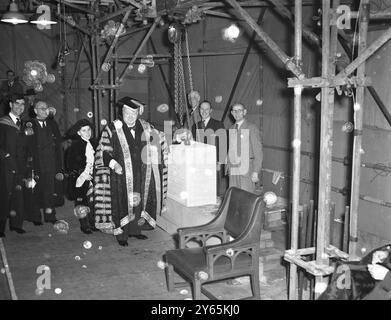 Churchill Lays University College Foundation Stone . Le premier ministre Winston Churchill pose la première pierre de la nouvelle école d'ingénieurs de l'Université de Bristol lors d'une visite à l'Université. 14 décembre 1951 Banque D'Images