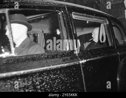 Sir Winston laisse le No 10 Sir Winston Churchill après son déjeuner familial au 10 Downing Street aujourd'hui, pour célébrer son 80e anniversaire. Il est parti pour les chambres du Parlement en voiture , où il écoutera le débat sur le discours de la Reine , qui a été prononcé lors de l'ouverture du Parlement par l'État . Photos ; Sir Winston Churchill avec son inévitable cigare dans la bouche , photographié alors qu'il quitte Downing Street , Londres cet après-midi , pour les chambres du Parlement . 30 novembre 1954 Banque D'Images