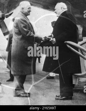 Le salut ; M. Truman rencontre M. Churchill . Le premier Ministre Winston Churchill est accueilli par le Président des États-Unis, Harry Truman, à son arrivée à l'aéroport national de Washington en provenance de New York, à bord de l'avion présidentiel, Independence. 6 janvier 1952 Banque D'Images