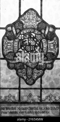 Sir Winston ' s New Arms for ' Chequers ' Window . La nouvelle fenêtre, qui incorpore les nouvelles armoiries de Sir Winston Churchill , qui seront érigées à ' Chequers ' avec les armoiries d'autres premiers ministres , se trouve dans le studio de verre de Wealdstone où elle a été redessinée à la suite de l'attribution, l'année dernière, d'une chevalerie au premier Ministre. 19 novembre 1954 Banque D'Images