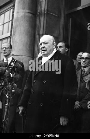 Un souriant M. Winston Churchill , chef du Parti conservateur , s'adresse aux foules qui se sont rassemblées à l'extérieur de l'école St Barnabas , Woodford , pour entendre le résultat du scrutin dans la circonscription de Woodford . M. Churchill a entendu dire qu'il avait de nouveau été réélu , avec une majorité accrue . 26 octobre 1951 Banque D'Images