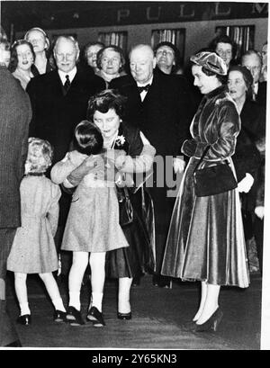 Un câlin pour Charles Princesse Margaret ( à droite ) regarde souriant comme la Reine mère a un câlin et un baiser du Prince Charles à Waterloo Station , quand la Reine mère est partie pour Southampton où elle embarquera à bord du paquebot Queen Elizabeth pour l'Amérique . À gauche, la princesse Anne et le premier ministre, Sir Winston Churchill, et l'ambassadeur américain, M. Winthrop Aldrich ( à gauche ). La reine mère visitera l'Amérique et le Canada dans un séjour de trois semaines 20 octobre 1954 Banque D'Images