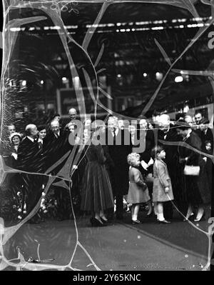 Reine mère sur son chemin. La Reine Elizabeth la Reine mère a été aperçue de Waterloo Station cet après-midi lors de la première étape de son voyage en Amérique et au Canada. Le duc d'Édimbourg avec le prince Charles , la princesse Anne et Sir Winston Churchill étaient là. La princesse Margaret s'est rendue à Southampton avec elle et a embarqué à bord du paquebot Ocean , Queen Elizabeth sur lequel la Reine mère navigue. La photo montre la reine mère parlant au prince Charles et à la princesse Anne et à Sir Winston Churchill avant son départ le 20 octobre 1954 Banque D'Images