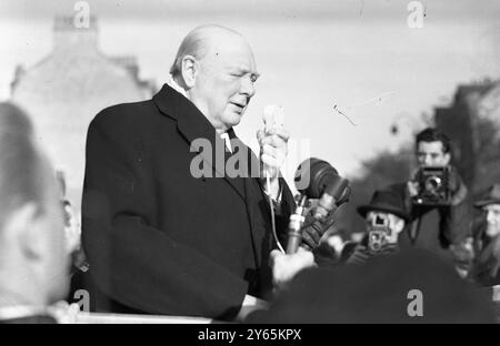 Derniers mots de Winston . Entouré de microphones à main , M. Winston Churchill , le chef conservateur , prend la parole à Hoe Street, dans la circonscription de Walthamstow East, où John Harvey est le candidat conservateur . 24 octobre 1951 Banque D'Images