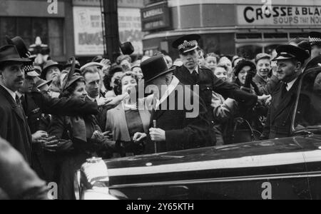 Winston Churchill à Glasgow M. Winston Churchill , le chef conservateur , d'humeur joyeuse avec son cigare coutumier , est vu à son arrivée lors de sa campagne électorale générale . 18 octobre 1951 Banque D'Images