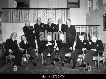 Réunion distinguée à la maison de M. Churchill . Photographiés à la résidence de M. Churchill à Hyde Park Gate, Londres , lors d'une visite de courtoisie du premier Ministre italien, Signor Alcide de Gasperi , et du Ministre italien des affaires étrangères, le comte Carlo Sforza , sont , de gauche à droite , au premier rang , assis ; M. Harold Macmillan , Signor de Gasperi , M. Churchill , le comte Sforza , M. Anthony Eden , Duca Tommaso Gallarati Scotti . Rangée arrière ; Lord Woolton , Lord Salisbury , M. Oliver Lyttleton , Sir David Maxwell Fyfe et M. R. A. Butler . 14 mars 1951 Banque D'Images