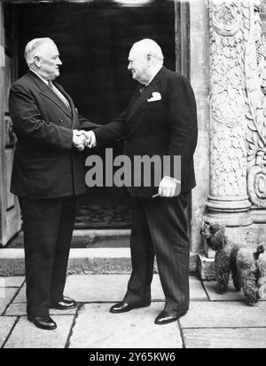 Sir Winston parle au sénateur américain. Sir Winston Churchill et le sénateur Alexander Wiley , Président du Comité des relations étrangères du Sénat des États-Unis , se serrent la main après leur déjeuner-réunion au domicile du premier Ministre, M. Chartwell . Regardez le caniche français Rufus de Sir Winston . Sir Winston et M. Wiley auraient discuté de la situation après le rejet par la France du plan de Communauté européenne de défense . 7 septembre 1954 Banque D'Images