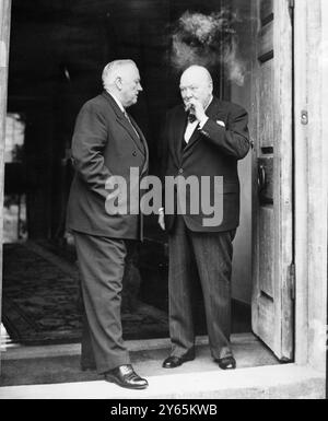 Parlez au milieu de la fumée de cigare . Le premier Ministre, Sir Winston Churchill, tire à son cigare alors qu'il s'entretient avec le sénateur Alexander Wiley , Président du Comité des relations étrangères du Sénat des États-Unis , après qu'ils eurent déjeuné ensemble à la maison de campagne de Sir Winston, ' Chartwell ' , Westerham , Kent . On pense qu'ils ont discuté de la situation après le rejet par la France du plan de Communauté européenne de défense. Le sénateur Wiley , qui s'est envolé pour la Grande-Bretagne depuis l'Allemagne , est en Europe ' pour faire certaines enquêtes ' 7 septembre 1954 Banque D'Images