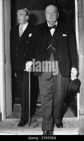 Les chefs du Parti conservateur voient premier ministre . M. Winston Churchill , chef du Parti conservateur , accompagné de M. Anthony Eden , chef adjoint , quittant le 10 Downing Street après une conférence avec le premier ministre Clement Attlee sur les derniers développements de la crise pétrolière persane . 27 septembre 1951 Banque D'Images