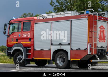 Poznan, Pologne. 26 avril 2022. Vue latérale d'un camion de pompier avec insigne de sauvetage polonais Banque D'Images