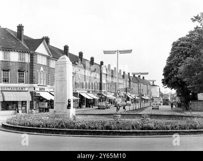 Le mémorial de guerre dans Orpington High Street , Kent . 1962 Banque D'Images