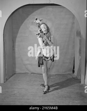 Actrice Dulcie Gray en costume pour la production de Can Can, au Watergate Theatre, Londres. 2 octobre 1951 Banque D'Images