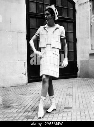 Typique de la ligne du designer parisien André Courreges est cet après-midi ensemble en laine blanche cassée rayée rouge rousset. La jupe courte, élancée dans de fines bretelles se porte sur un t-shirt blanc monotone. Complétant cette tenue de l'âge spatial, un chapeau de cow-boy, en rouge russell et des bottines que le designer montre avec tous ses modèles,. 14 février 1965 Banque D'Images